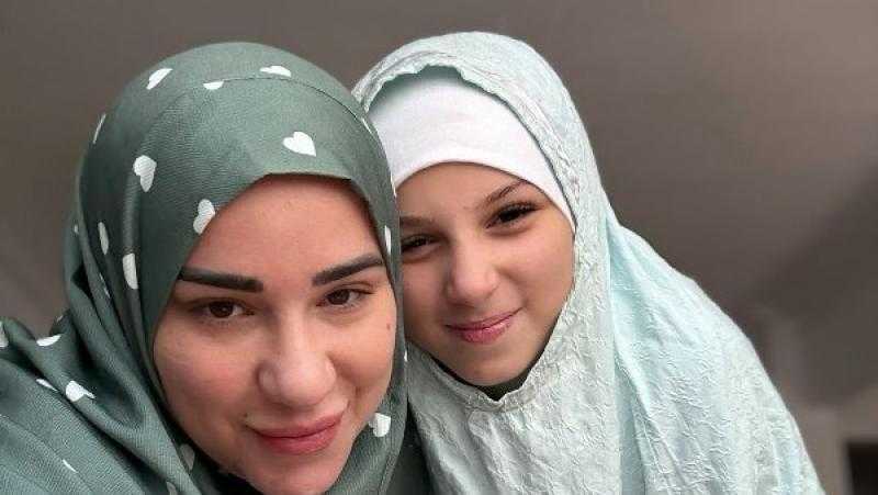 بإسدال الصلاة..أحدث ظهور لأسما شريف منير وابنتها بالحجاب