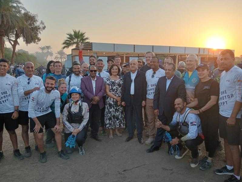 محافظ الأقصر يشهد إنطلاق طائرات الباراموتور بمشاركة 100 مغامر أجنبي من 15 دولة