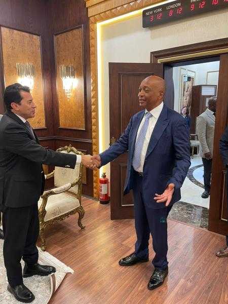 وزير الرياضة يلتقي رئيس الاتحاد الأفريقي لكرة القدم