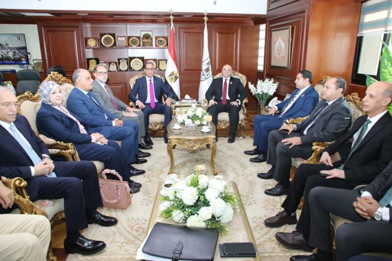 محافظ بني سويف يستقبل المشاركين وضيوف مهرجان ومؤتمر النباتات الطبية والعطرية