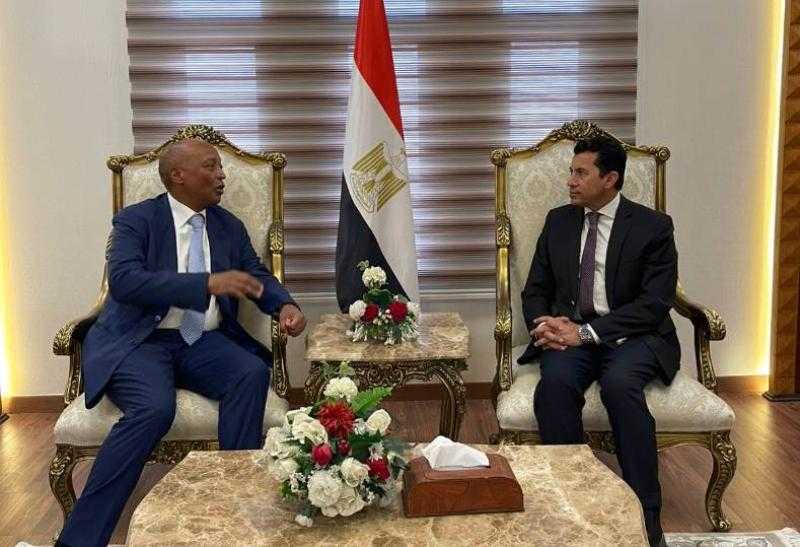 وزير الرياضة يلتقي رئيس الاتحاد الإفريقي لكرة القدم