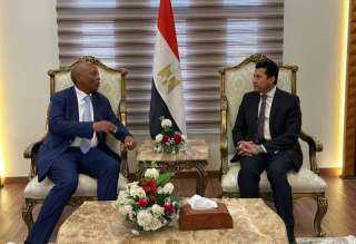 وزير الرياضة يلتقي رئيس الاتحاد الإفريقي لكرة القدم