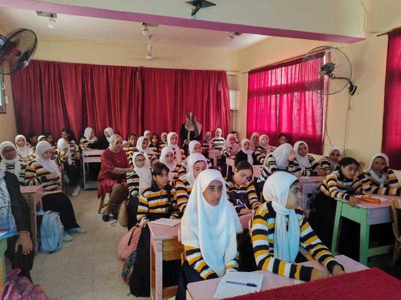 جامعة قناة السويس تنظم ندوة توعوية بمدرسة السيدة خديجة بنت خويلد الإعدادية