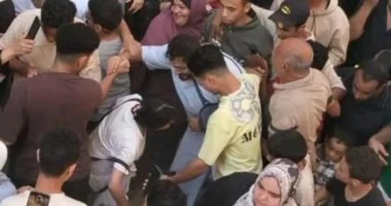 تامر حسني يزور طفلة مصابة بالسرطان ويقدم الدعم الإنساني