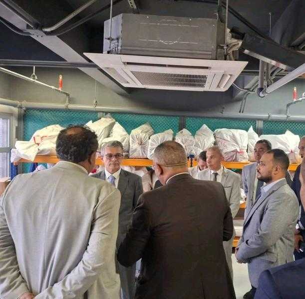 رئيس مصلحة الجمارك يتفقد قرية البضائع بمطار القاهرة الدولي