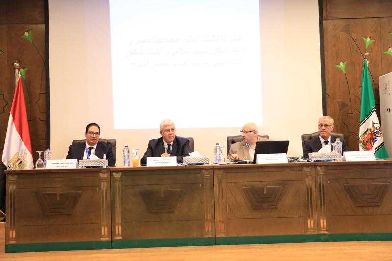 وزير التعليم العالي يترأس اجتماع مجلس الجامعات الخاصة بجامعة القاهرة