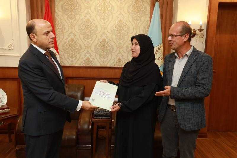 محافظ كفرالشيخ يُسلّم 6 عقود تقنين أراضي أملاك دولة للمستفيدين من المواطنين