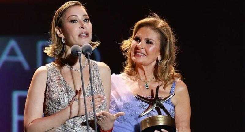 منة شلبي تكشف عن  كواليس قطع فستانها أثناء تكريمها في مهرجان الجونة السينمائي