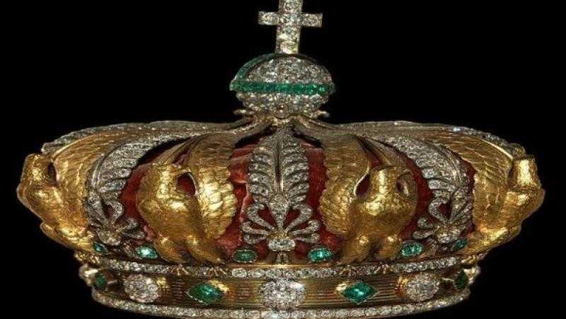 العثور على تاج الإمبراطورة أوجيني متضررا قرب متحف اللوفر بعد عملية السرقة