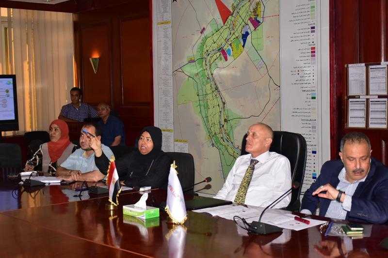 محافظ الأقصر يتابع مشروعات مياه الشرب والصرف الصحي بالمحافظة