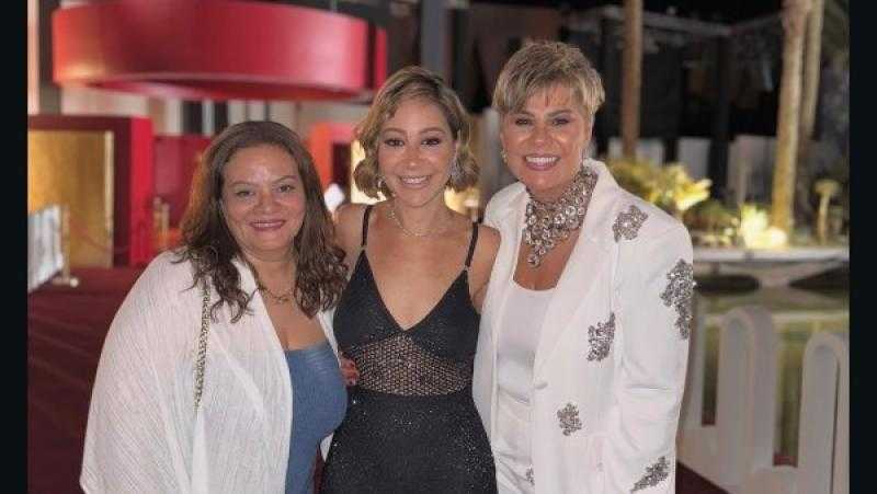 مفيدة شيحة توجه رسالة مؤثرة لمنة شلبي بعد تكريمها في مهرجان الجونة