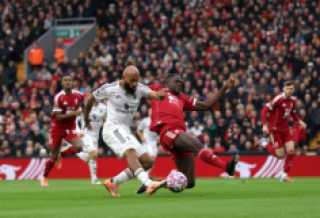 في وجود محمد صلاح.. ليفربول يخسر أمام مانشستر يونايتد بالدوري