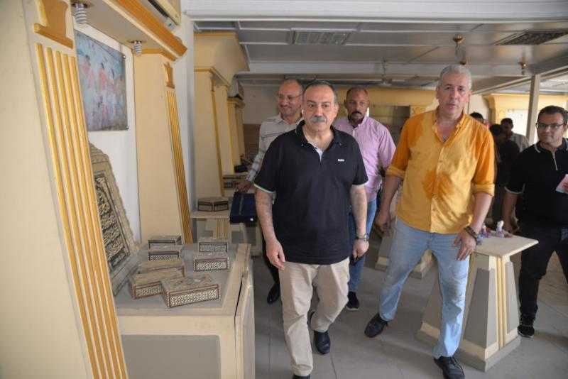 محافظ أسيوط يتفقد المعرض الدائم للحرف اليدوية والتراثية