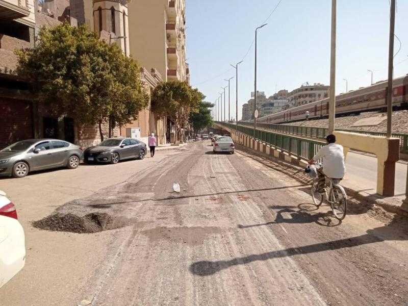 محافظ أسيوط: بدء كشط وتمهيد شارع الجلاء بحي شرق استعدادًا لرصفه