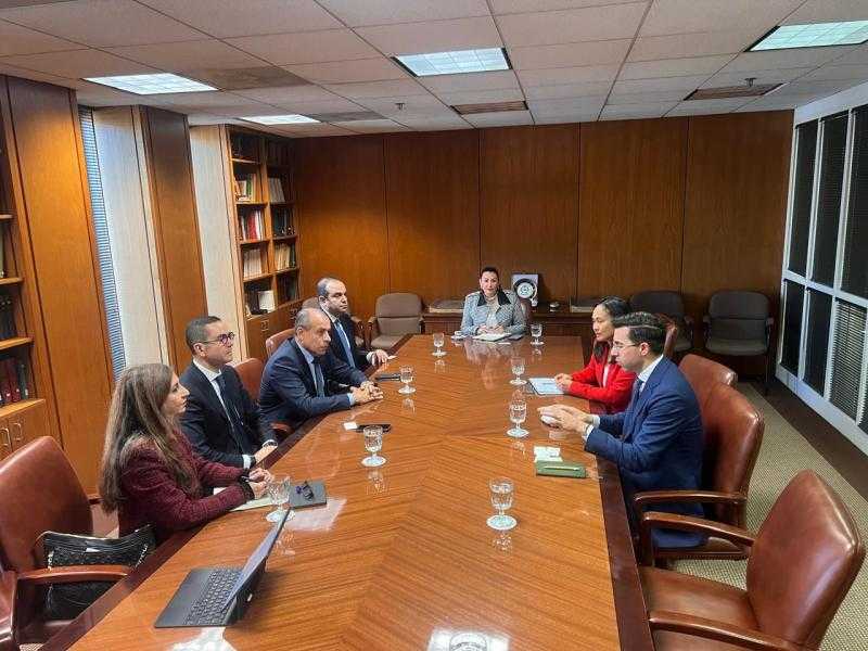 وزير الاستثمار والتجارة الخارجية يبحث مع شركة “بوينغ” العالمية تعزيز الشراكة الاستراتيجية في قطاع الطيران والنقل الجوي