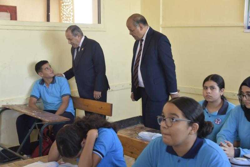 محافظ بورسعيد يتابع سير وانتظام العملية التعليمية بمدرستي أبو بكر الصديق الرسمية للغات والليسيه حرية