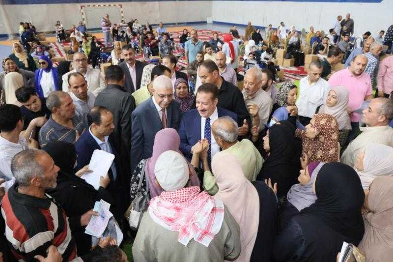 محافظ المنوفية يلتقى 155 حالة من الأسر الأولى بالرعاية وذوى الهمم ويسلم مساعدات مالية وعينية