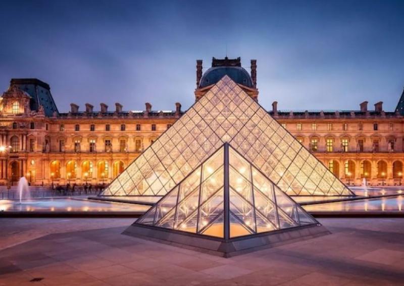 استمرار إغلاق متحف اللوفر بعد سرقة قطع من جواهر التاج الفرنسي