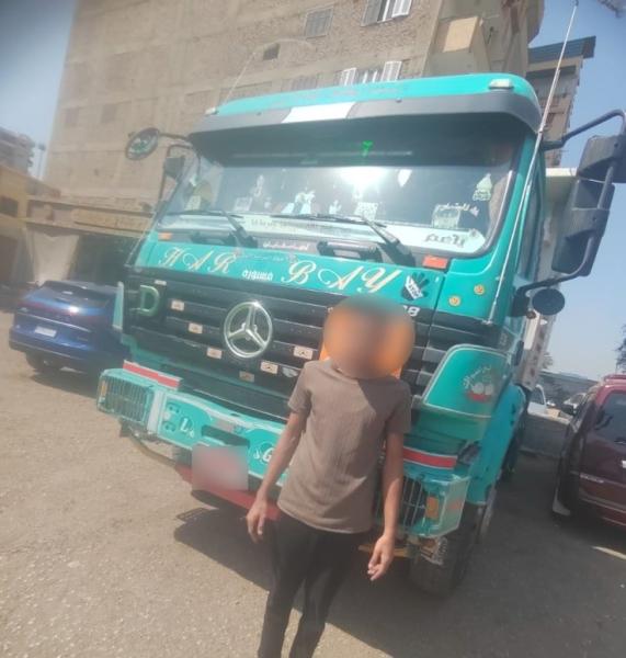 ضبط سائق نقل بسوهاج بعد تداول فيديو يُظهره يقود برعونة ويستخدم إضاءة مبهرة