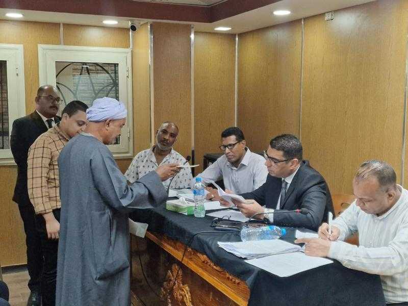 نائب محافظ الأقصر يبحث شكاوى وطلبات المواطنين خلال لقاء اليوم المفتوح