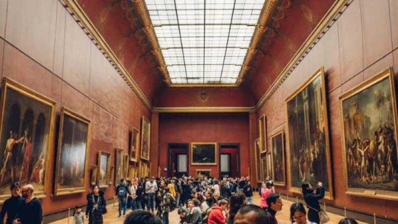 اللوفر ينفي التعاقد مع شركة إسرائيلية للتحقيق في سرقة المتحف