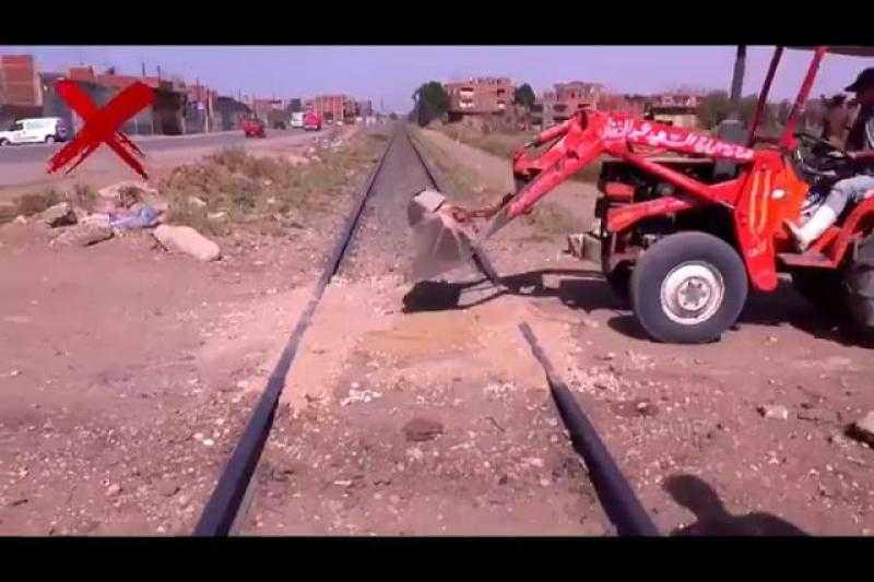 ”النقل” تُناشد المواطنين بعدم إقامة معابر غير شرعية على قضبان السكك الحديدية