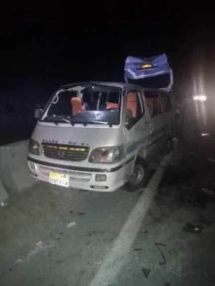 مصرع شخص وإصابة 9 آخرين في انقلاب ميكروباص أعلى الطريق الصحراوي بالصف