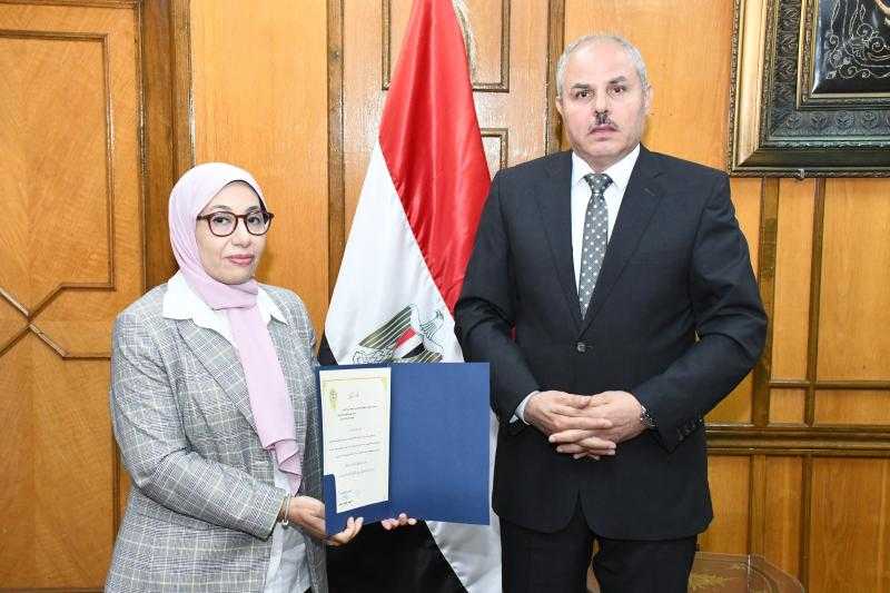 رئيس جامعة قناة السويس يهنئ الدكتورة فاتن العليمي بمناسبة صدور القرار الجمهوري بتعيينها عميدًا لكلية السياحة والفنادق
