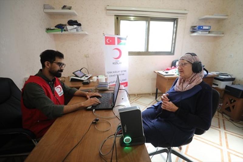 الهلال الأحمر التركي يوزع أجهزة سمعية لمتضررين في غزة