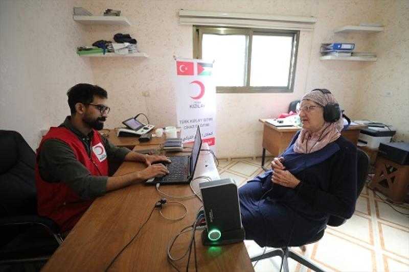 الهلال الأحمر التركي يوزع أجهزة سمعية لمتضررين في غزة