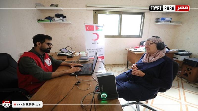 الهلال الأحمر التركي يوزع أجهزة سمعية لمتضررين في غزة