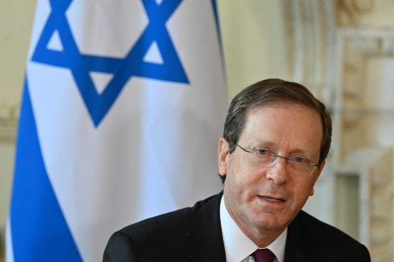 هآرتس: الرئيس الإسرائيلي بحث مع عائلات الرهائن إمكانية العفو عن نتنياهو في محاكمته بتهم الفساد