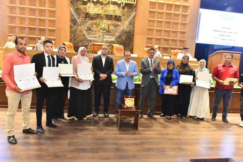 محافظ أسيوط يكرم المتميزين في مجالات الإبداع والتراث والابتكار