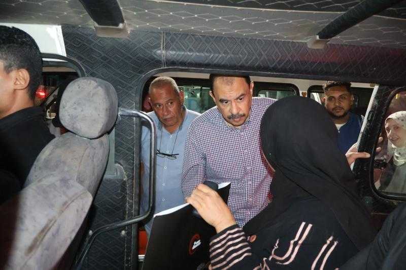 محافظ سوهاج يتفقد عددا من المواقف العامة لمتابعة مدى الإلتزام بالتعريفة الجديدة وخطوط السير