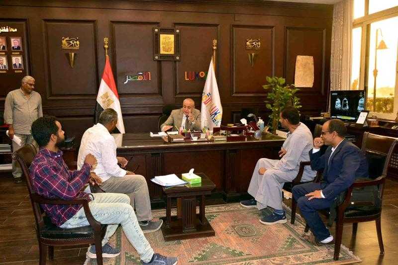 محافظ الأقصر يستقبل أهالي نجع طوناب بإسنا لبحث احتياجات القرية ومناقشة حلول عاجلة للمشكلات الخدمية