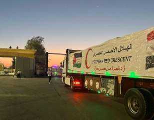 الهلال الأحمر يطلق قافلة «زاد العزة» الـ56 إلى غزة محملة بـ8300 طن مساعدات إنسانية