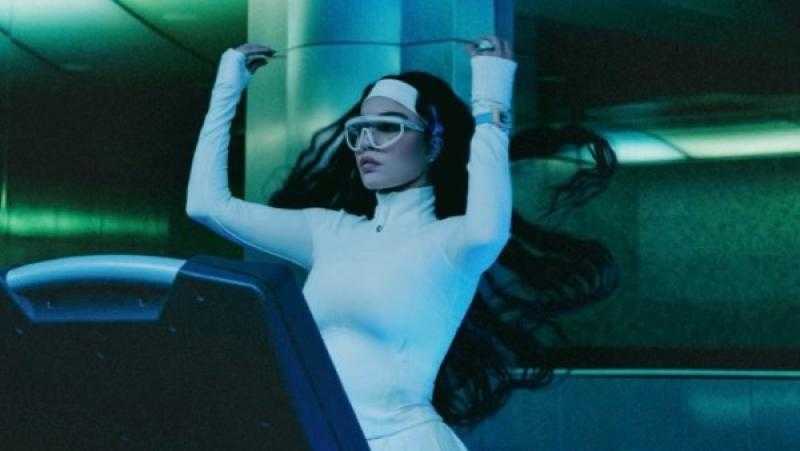 هيفاء وهبي تثير الجدل بإطلالة بيضاء في الجيم