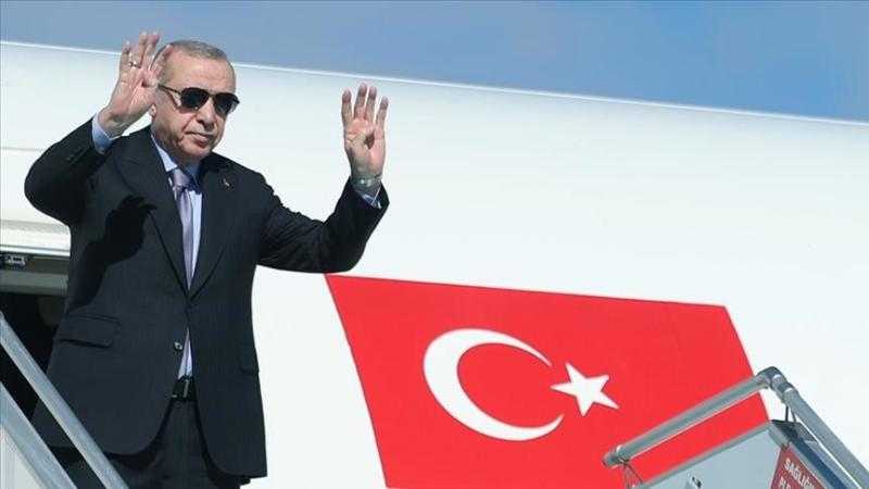 أردوغان يصل سلطنة عمان قادما من قطر