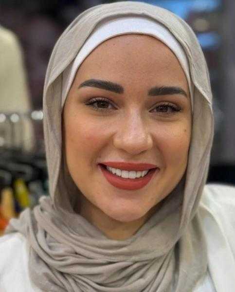 أسما شريف منير: مبسوطة بحجابى والصلاة مع بنتى طعم تانى