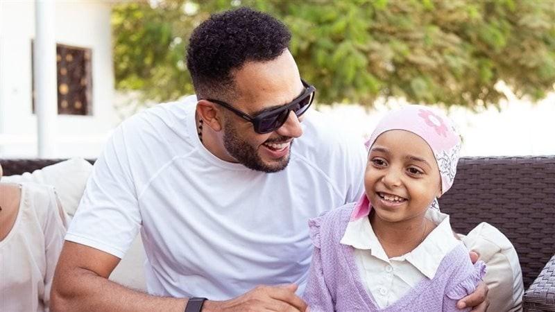 عصام السقا يستقبل الطفلة ليلى محاربة السرطان