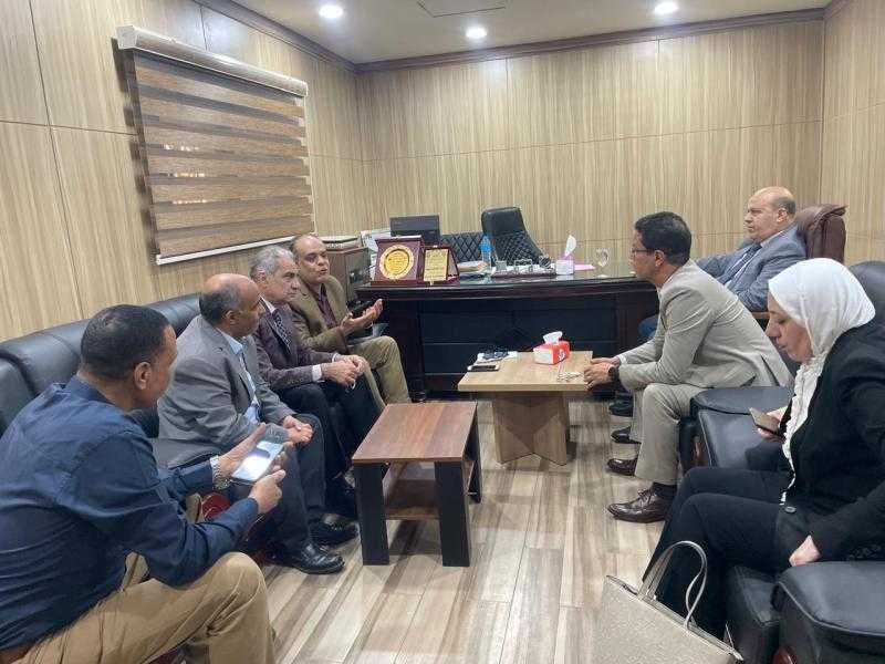 رئيس جامعة بنها يطمئن على 9 طلاب بكلية الفنون التطبيقية المصابين في حادث طريق ابو سمبل الصحراوي بأسوان