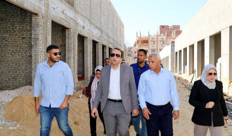 نائب محافظ الإسماعيلية يتابع ميدانيًّا سوق الفروشات للملابس وسوق الخضروات بمركز ومدينة القنطرة غرب