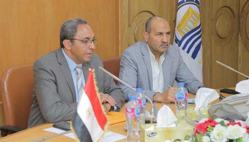 محافظ قنا يبحث آليات الإسراع في طرح مشروعات الخطة الاستثمارية لتحسين جودة حياة المواطنين