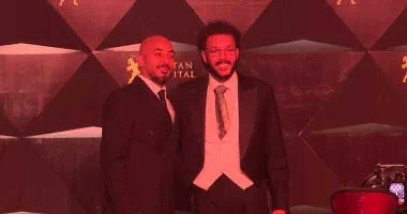 محسن جابر وويجز يصلان حفل الجرامى فى الأهرامات