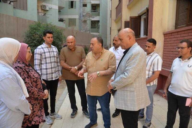 محافظ أسيوط يتفقد أنشطة جمعية الشابات المسلمات ويتابع برامج دعم الأسر المنتجة