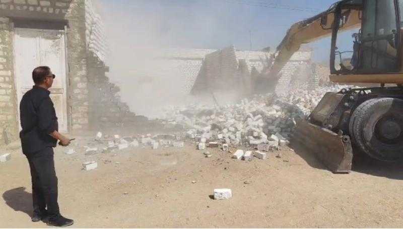 محافظ أسيوط: استرداد 71 فدانًا و2555 متر مربع خلال إزالة 33 حالة تعدي