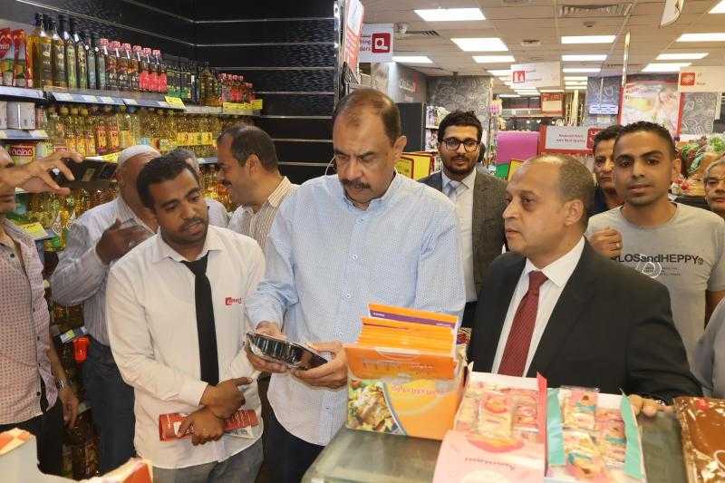 محافظ سوهاج يتابع ضبط الأسعار بالأسواق والمحال التجارية