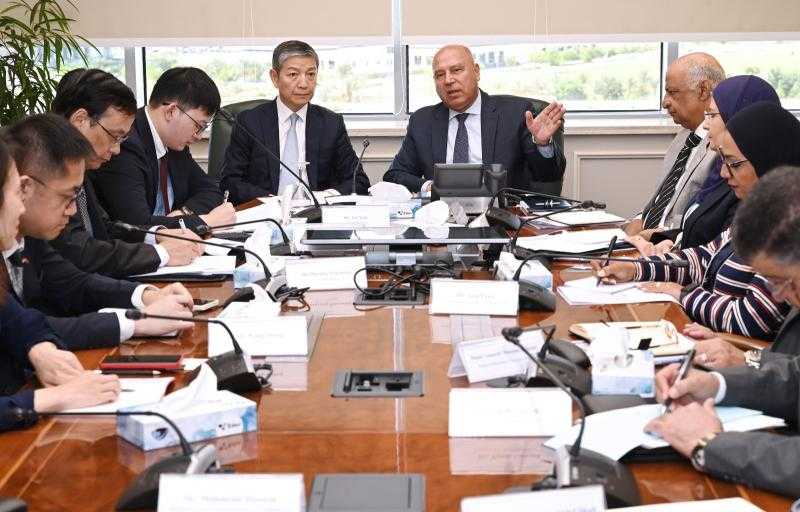 وزير الصناعة والنقل يعقد اجتماعًا مع السفير الصيني لبحث مشروعات التعاون المشترك في مجالي الصناعة والنقل