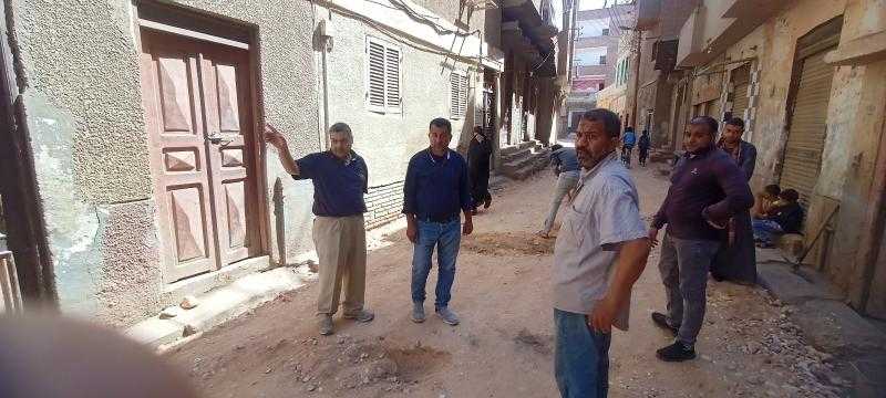 محافظ أسيوط: استمرار تركيب بلاط الإنترلوك بشارع المدارس بأبنوب