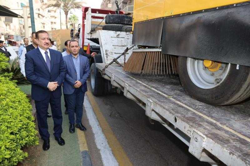 محافظ المنوفية يشهد توريد سيارات مكنسية جديدة لدعم منظومة النظافة